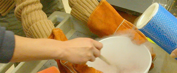 https://bitesizebio.com/wp-content/uploads/2010/04/cooking-liquid-nitrogen.jpg