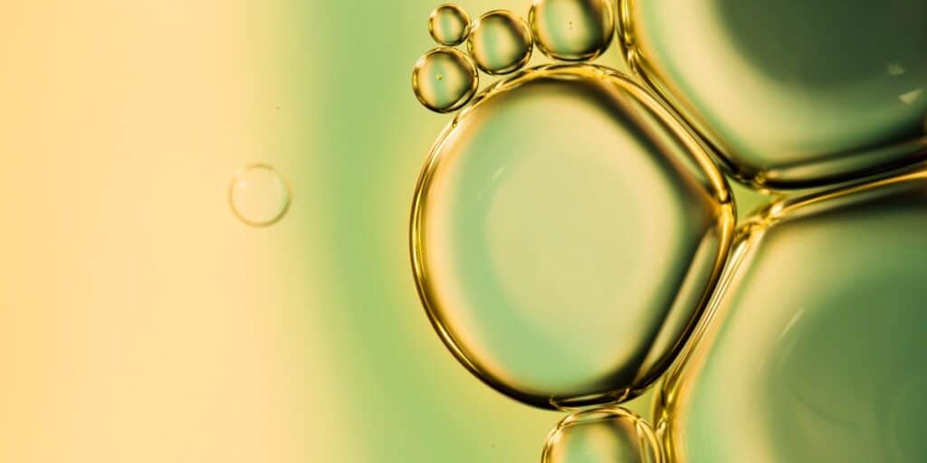 Image of oil and water to represent understanding the importance of the numerical aperture on a microscope objective