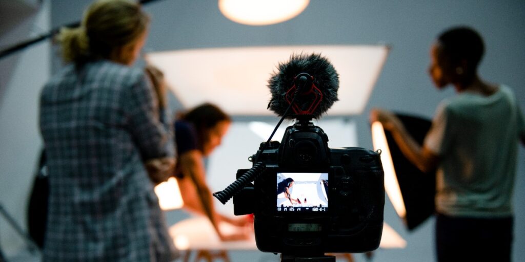 An image of setting up a photography shoot to represent getting optimal conditions for live-cell imaging