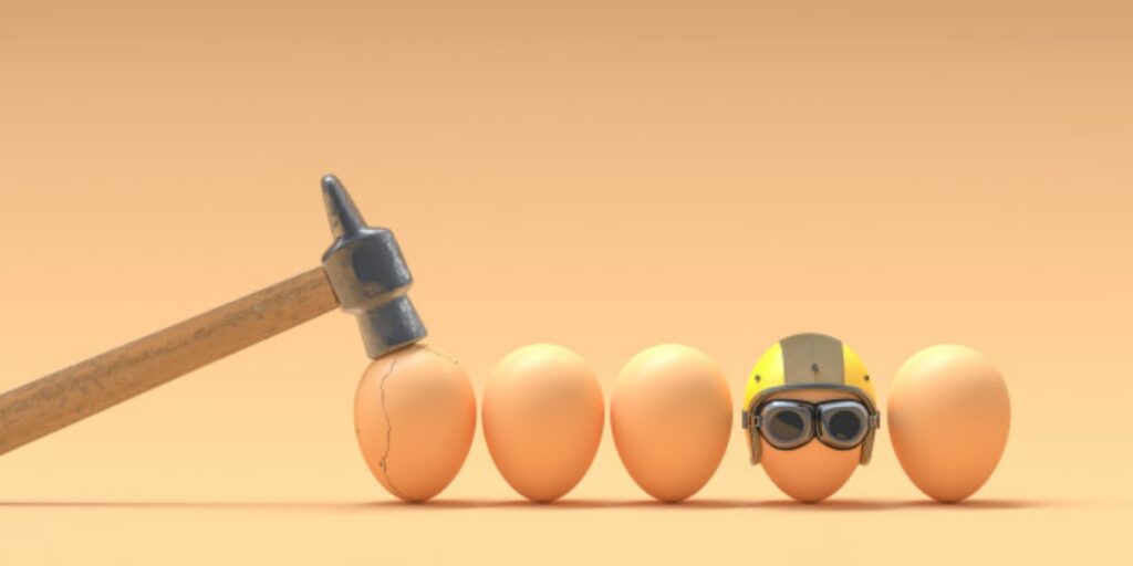 Image of eggs, one with a helmet and another getting hit by a hammer to express the dos and don'ts of CAM assays