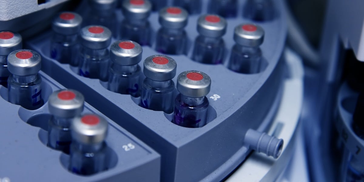 Image of HPLC vials to represent issues of analyte binding in HPLC sample preparation
