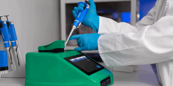 Image of researcher using CellDrop™ FLi counter for analysis.
